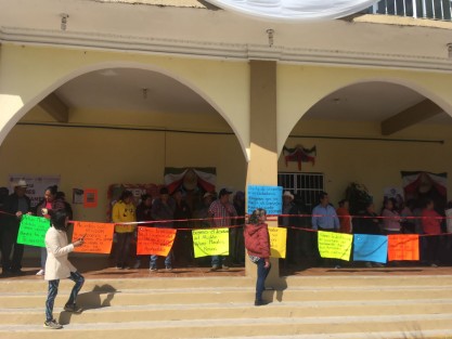 Pobladores de Ayahualulco tomaron el Palacio Municipal para exigir la destitución del alcalde priista Arturo Morales Rosas, y la designación de un concejo, luego de la agresión por el mismo a un regidor. 