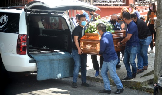 Familiares, amigos y compañeros dieron el último adiós a la profesora Beatriz Elizabeth Meza Rivera; exigieron justicia y pidieron a las autoridades que no inventen chivos expiatorios para obtener justicia falsa. 