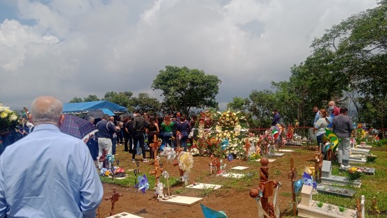 Familiares, amigos y compañeros dieron el último adiós a la profesora Beatriz Elizabeth Meza Rivera; exigieron justicia y pidieron a las autoridades que no inventen chivos expiatorios para obtener justicia falsa. 