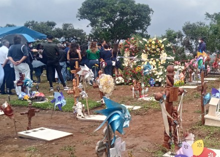 Familiares, amigos y compañeros dieron el último adiós a la profesora Beatriz Elizabeth Meza Rivera; exigieron justicia y pidieron a las autoridades que no inventen chivos expiatorios para obtener justicia falsa. 