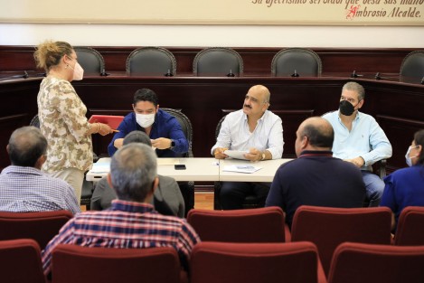 En la Sala de Cabildo, el Edil escuchó las inquietudes de la ciudadanía y canalizó a las áreas correspondientes las peticiones del personal de la primaria 20 de Noviembre para gestionar un muro de contención y realizar obras hidráulicas que eviten inundaciones. 
