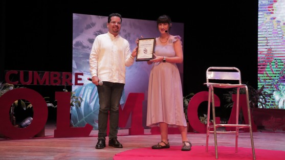 El subsecretario de Promoción y Atención Turística de la SECTUR, Héctor Aguilera Lira, entregó el reconocimiento por su participación, preservación y revalorizar nuestra Cultura Madre a la egresada de la UV como arqueóloga, con maestría en Estudios Mesoamericanos y doctorado en Antropología con especialidad en Arqueología, ambos grados por la Universidad Nacional Autónoma de México.
