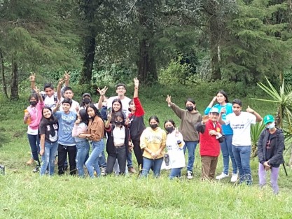 Alumnos de la paraescolar de Técnico Agropecuario del COABAEV 28 de Tlapacoyan, Ver. se sumaron a las campañas de reforestación, con la siembra de árboles, principalmente pinos, en el municipio de Altotonga.