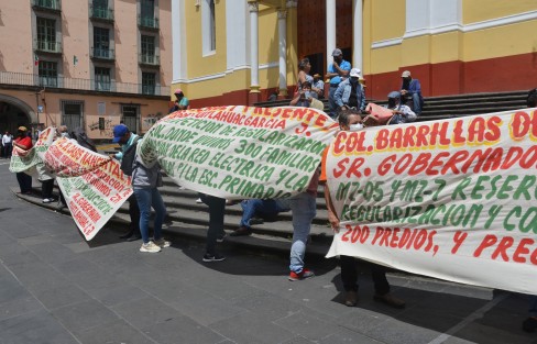 Un promedio de mil familias solicitaron la regularización de predios en cinco municipios de la entidad veracruzana. Se manifestaron en la plaza Sebastián Lerdo de Tejada este lunes 26 de septiembre.


