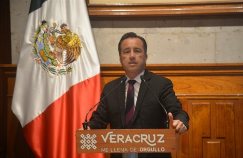 Los días 27 y 28 del presente mes, se aplicará la primera y segunda dosis del refuerzo de la vacuna contra Covid-19 a la población mayor de 18 años en 24 municipios del estado, anunció este lunes el gobernador Cuitláhuac García Jiménez, durante su conferencia de prensa.

