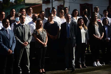 Servidores públicos del Instituto Veracruzano de la Cultura, encabezados por la directora Silvia Alejandre Prado, rindieron honores al Padre de la Patria ante su monumento en el parque Los Berros.