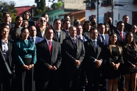 Servidores públicos del Instituto Veracruzano de la Cultura, encabezados por la directora Silvia Alejandre Prado, rindieron honores al Padre de la Patria ante su monumento en el parque Los Berros.