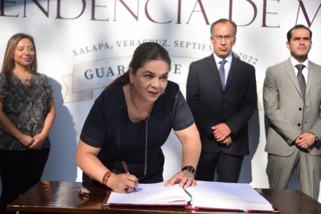 Servidores públicos del Instituto Veracruzano de la Cultura, encabezados por la directora Silvia Alejandre Prado, rindieron honores al Padre de la Patria ante su monumento en el parque Los Berros.