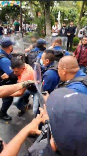 Comerciantes del parque Miguel Hidalgo, ubicado en el centro de la ciudad de Coatepec, fueron desalojados por policías municipales. 