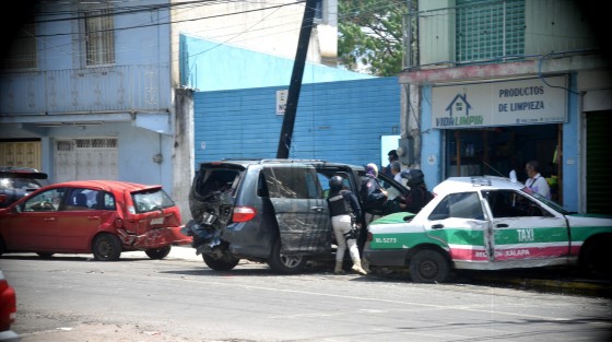 Policías ministeriales detuvieron a 3 personas tras una persecución por calles de Xalapa. En el operativo que concluyó en la zona de Coapexpan resultaron dañados varios vehículos. 