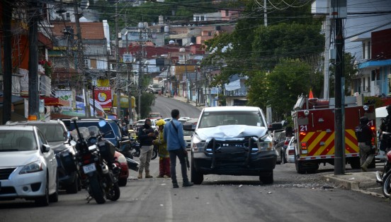 Policías ministeriales detuvieron a 3 personas tras una persecución por calles de Xalapa. En el operativo que concluyó en la zona de Coapexpan resultaron dañados varios vehículos. 