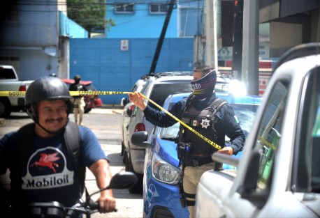 La movilización por calles de la ciudad generó reportes al 911 sobre balazos, por lo que también acudieron al lugar elementos de la SSP. Se espera información precisa de las autoridades. 