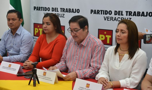 El coordinador estatal del Partido del Trabajo (PT), Vicente Aguilar Aguilar, consideró vergonzosa y degradante la actitud del presidente municipal priista de Ayahualulco, Arturo Morales Rosas, quien pudiera estar involucrado en la agresión al regidor Iván Edilberto Munguía Vargas, en plena sesión de Cabildo, el pasado jueves. 