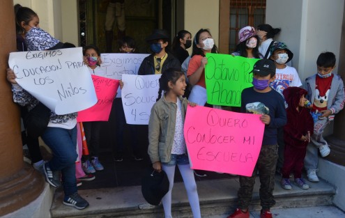 Padres y alumnos de la Escuela Primaria Octavio Paz, de Naolinco, cerraron por varios minutos la calle Enríquez, en demanda de que se rehabilite el plantel dañado por el sismo de marzo pasado, lo que les impide tomar clases de forma presencial.