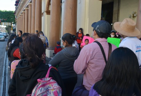 Padres y alumnos de la Escuela Primaria Octavio Paz, de Naolinco, cerraron por varios minutos la calle Enríquez, en demanda de que se rehabilite el plantel dañado por el sismo de marzo pasado, lo que les impide tomar clases de forma presencial.