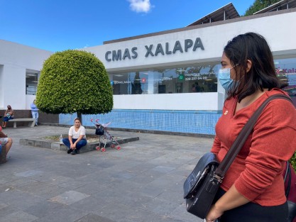 Vecinos de distintas colonias de Xalapa protestaron afuera de las oficinas de la Comisión Municipal de Agua y Saneamiento (CMAS), para denunciar que les han negado el servicio en algunas zonas y también que continúan los cobros excesivos.