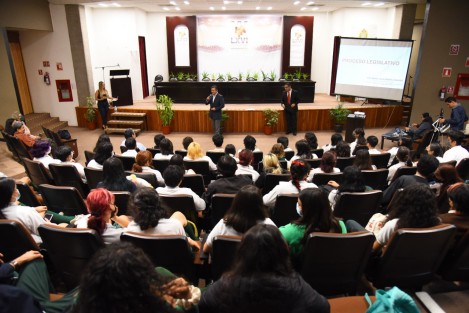 El diputado Marlon Eduardo Ramírez Marín atendió a un grupo de estudiantes del Colegio Preparatorio de Xalapa, a quienes ofreció un recorrido por las diferentes áreas del Palacio Legislativo, e intercambió ideas con ellos.