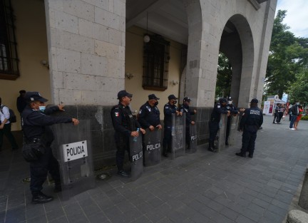Previo a la marcha con motivo del Día de Acción Global por el acceso al aborto  legal y seguro, elementos de la Policía Estatal y Guardia Nacional fueron desplegados para resguardar edificios públicos en el centro de Xalapa.