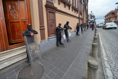 Previo a la marcha con motivo del Día de Acción Global por el acceso al aborto  legal y seguro, elementos de la Policía Estatal y Guardia Nacional fueron desplegados para resguardar edificios públicos en el centro de Xalapa.