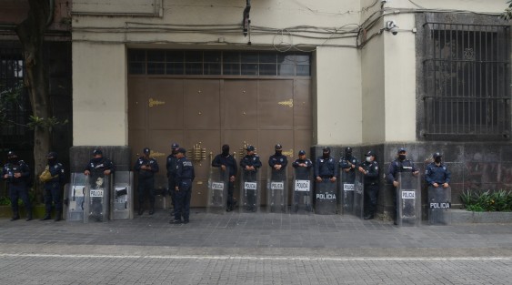 Previo a la marcha con motivo del Día de Acción Global por el acceso al aborto  legal y seguro, elementos de la Policía Estatal y Guardia Nacional fueron desplegados para resguardar edificios públicos en el centro de Xalapa.