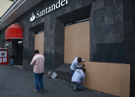 Comercios también son protegidos por si se llegaran a dar actos vandálicos, evitar en lo posible afectaciones a los edificios.  