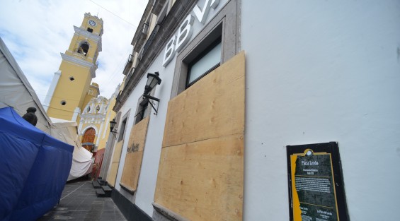 Comercios también son protegidos por si se llegaran a dar actos vandálicos, evitar en lo posible afectaciones a los edificios.  
