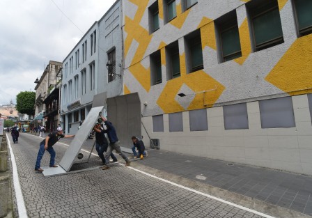 Como ya es tradicional, las  oficinas de la Secretaría de Seguridad Pública fueron resguardadas con vallas... no vaya ser que salgan rayados. 