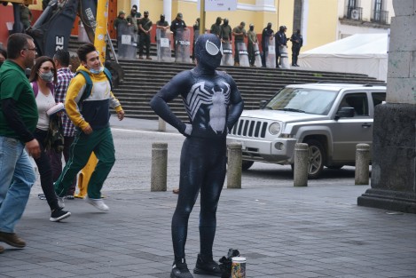 Hasta Spiderman se vio haciendo labores de vigilancia. 