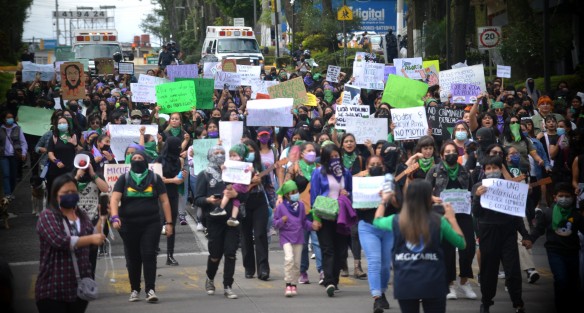 En menor cantidad que en marchas pasadas, mujeres marcharon por la avenida Ávila Camacho hasta el centro de la capital por el Día de Acción Global por el Aborto Legal, Seguro y Accesible.