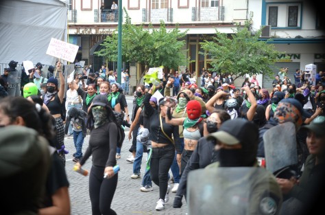 En menor cantidad que en marchas pasadas, mujeres marcharon por la avenida Ávila Camacho hasta el centro de la capital por el Día de Acción Global por el Aborto Legal, Seguro y Accesible.