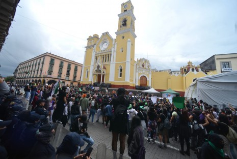 En menor cantidad que en marchas pasadas, mujeres marcharon por la avenida Ávila Camacho hasta el centro de la capital por el Día de Acción Global por el Aborto Legal, Seguro y Accesible.