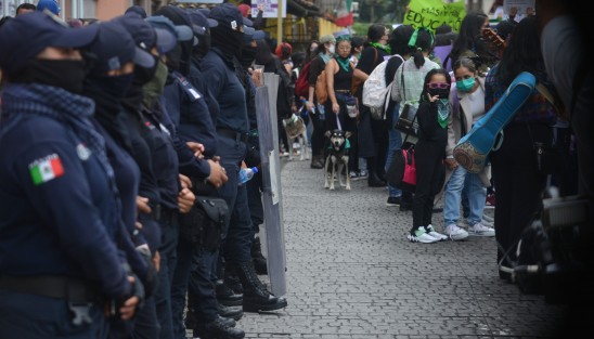  La manifestación estuvo resguardada en todo momento por policías.