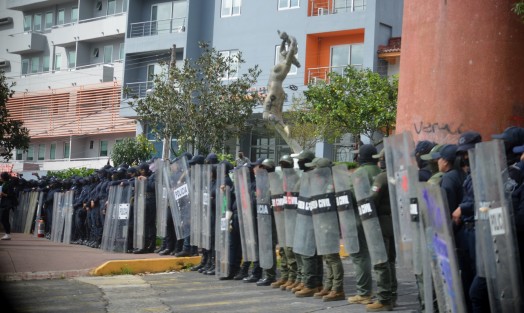  La manifestación estuvo resguardada en todo momento por policías.