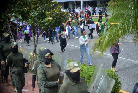  La manifestación estuvo resguardada en todo momento por policías.
