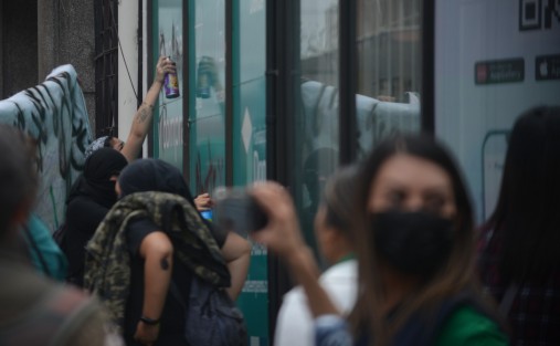 Pese a la vigilancia, algunas de las manifestantes realizaron pintas en la barda del seminario menor y algunos negocios.