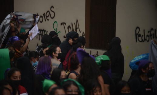 Pese a la vigilancia, algunas de las manifestantes realizaron pintas en la barda del seminario menor y algunos negocios.