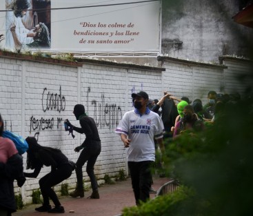Pese a la vigilancia, algunas de las manifestantes realizaron pintas en la barda del seminario menor y algunos negocios.