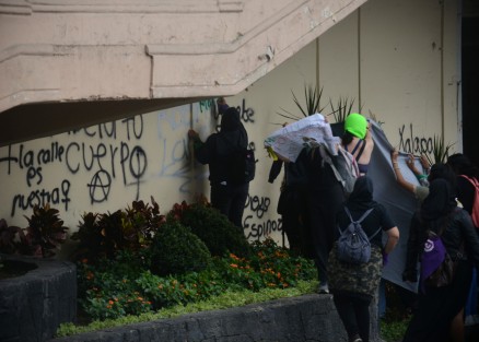 Pese a la vigilancia, algunas de las manifestantes realizaron pintas en la barda del seminario menor y algunos negocios.