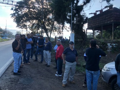 Pobladores de distintos municipios protestaron a un costado de la carretera Coatepec-Las Trancas para denunciar que se ha agravado la afectación al Puente del Diablo  por deslaves. 