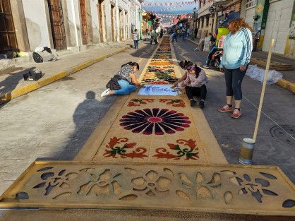 Una alfombra multicolor elaborada con aserrín fue colocada en las calles del primer cuadro del municipio de Coatepec, como parte de las actividades culturales por la fiesta patronal en honor a San Jerónimo.