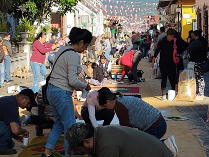 Una alfombra multicolor elaborada con aserrín fue colocada en las calles del primer cuadro del municipio de Coatepec, como parte de las actividades culturales por la fiesta patronal en honor a San Jerónimo.