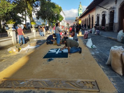La alfombra artesanal se extiende por varias cuadras del Pueblo Mágico y es un atractivo. Esta obra es elaborada a mano cuidadosamente. Los colores resaltan las imágenes religiosas así como distintas figuras con flores y orquídeas.