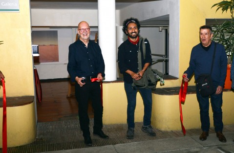 En la galería de la biblioteca Carlos Fuentes de Xalapa, como parte del Festival Internacional de Fotografía  Distancia Focal, el reconocido fotógrafo Héctor Quintanar junto con el artista Alfredo De Estefano, inauguraron las Exposiciones La guerra llegó en invierno¨ y Tormenta de Luz. 