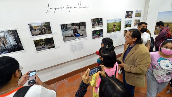 En la galería de la biblioteca Carlos Fuentes de Xalapa, como parte del Festival Internacional de Fotografía  Distancia Focal, el reconocido fotógrafo Héctor Quintanar junto con el artista Alfredo De Estefano, inauguraron las Exposiciones La guerra llegó en invierno¨ y Tormenta de Luz. 