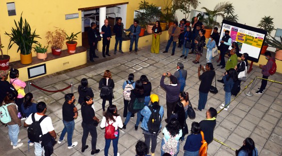 En la galería de la biblioteca Carlos Fuentes de Xalapa, como parte del Festival Internacional de Fotografía  Distancia Focal, el reconocido fotógrafo Héctor Quintanar junto con el artista Alfredo De Estefano, inauguraron las Exposiciones La guerra llegó en invierno¨ y Tormenta de Luz. 