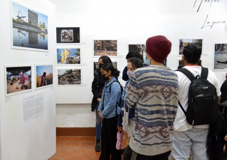En la galería de la biblioteca Carlos Fuentes de Xalapa, como parte del Festival Internacional de Fotografía  Distancia Focal, el reconocido fotógrafo Héctor Quintanar junto con el artista Alfredo De Estefano, inauguraron las Exposiciones La guerra llegó en invierno¨ y Tormenta de Luz. 