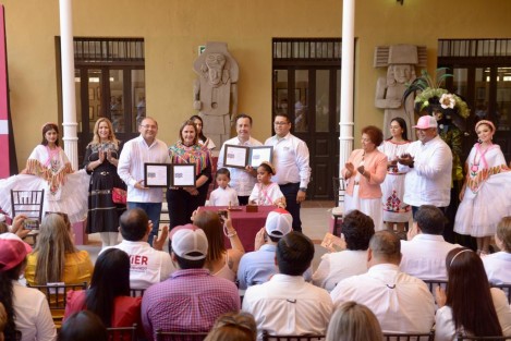 Como parte del próximo aniversario, el mandatario acompañó la develación del mural y cancelación del timbre postal alusivos a su conformación el 26 de diciembre de 1522. 