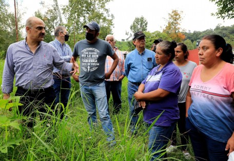 Este sábado, el Alcalde RIcardo Ahued, en compañía del regidor  Antonio Ballesteros Grayeb y el director de Participación Ciudadana, Juan Marín Viveros verificó los avances que registran los trabajos de remediación y desazolve de drenajes, cunetas y canales en la colonia Los Arenales. 

