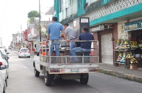 Ante la remodelación que se hará del Palacio Municipal de Tlapacoyan, inició el traslado de oficinas a otros edificios públicos, para continuar con la atención a los ciudadanos.  
