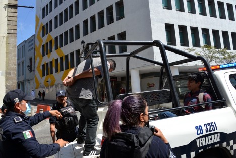 Dos hombres que se liaron a golpes frente al Mesón de Alférez en pleno centro de la ciudad de Xalapa, fueron detenidos por elementos de la SSP. Aunque algunos informantes de los reporteros decían que había sido asalto, la versión la desmintieron los policías.